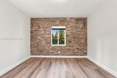 House in North Bay Village, Florida 3 bedrooms, 177.54 sq.m. № 2392416 - photo 19
