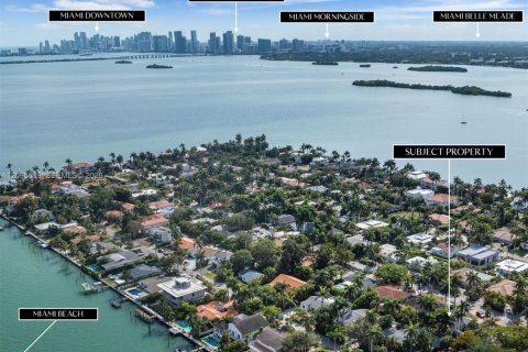 House in North Bay Village, Florida 3 bedrooms, 177.54 sq.m. № 2392416 - photo 9