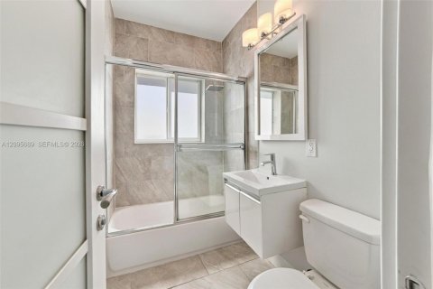House in North Bay Village, Florida 3 bedrooms, 177.54 sq.m. № 2392416 - photo 20