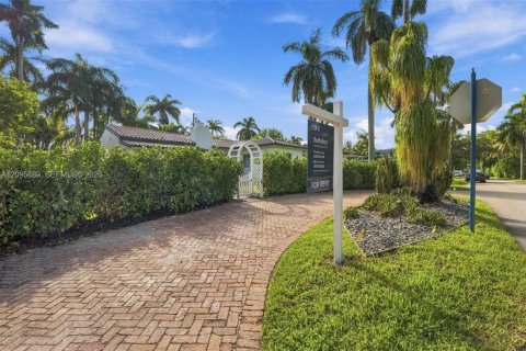 House in North Bay Village, Florida 3 bedrooms, 177.54 sq.m. № 2392416 - photo 26
