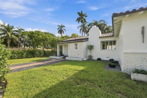 House in North Bay Village, Florida 3 bedrooms, 177.54 sq.m. № 2392416 - photo 29