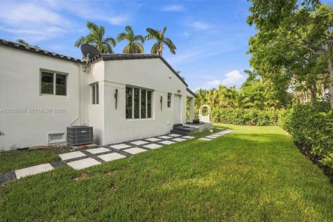 House in North Bay Village, Florida 3 bedrooms, 177.54 sq.m. № 2392416 - photo 27