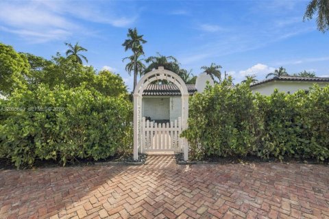 House in North Bay Village, Florida 3 bedrooms, 177.54 sq.m. № 2392416 - photo 12