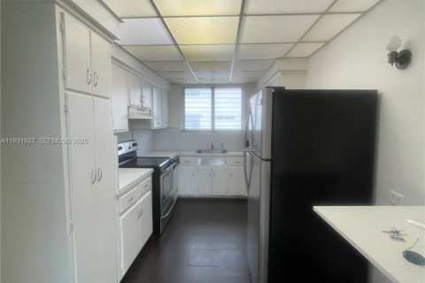 Condo in Bal Harbour, Florida, 1 bedroom  № 1990929 - photo 2