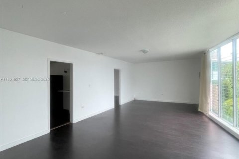 Condo in Bal Harbour, Florida, 1 bedroom  № 1990929 - photo 8