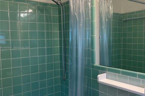 Condo in Bal Harbour, Florida, 1 bedroom  № 1990929 - photo 3