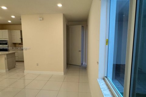 Снять в аренду таунхаус в Дорал, Флорида 3 спальни, 221.01м2, № 1989684 - фото 29