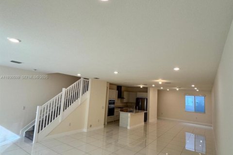 Снять в аренду таунхаус в Дорал, Флорида 3 спальни, 221.01м2, № 1989684 - фото 27