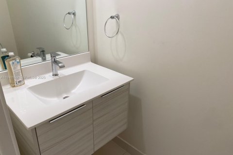 Снять в аренду таунхаус в Дорал, Флорида 3 спальни, 221.01м2, № 1989684 - фото 23