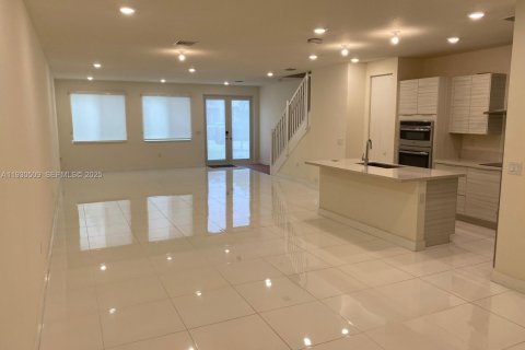 Снять в аренду таунхаус в Дорал, Флорида 3 спальни, 221.01м2, № 1989684 - фото 10