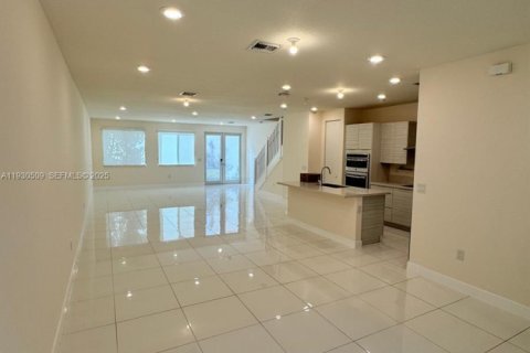 Снять в аренду таунхаус в Дорал, Флорида 3 спальни, 221.01м2, № 1989684 - фото 18