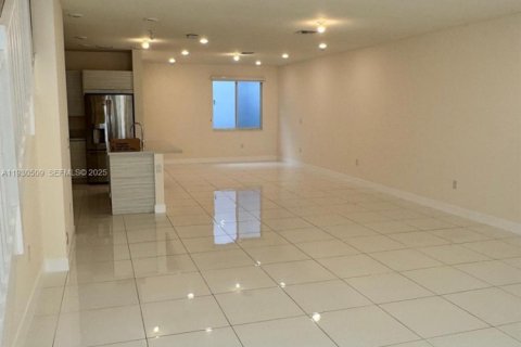 Снять в аренду таунхаус в Дорал, Флорида 3 спальни, 221.01м2, № 1989684 - фото 11