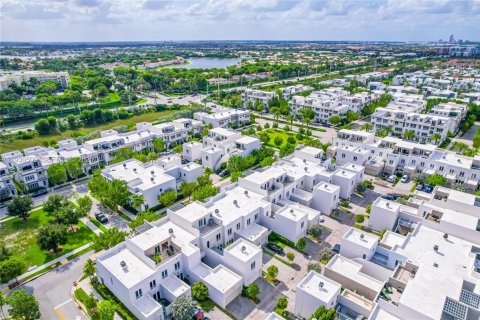 Снять в аренду таунхаус в Дорал, Флорида 3 спальни, 221.01м2, № 1989684 - фото 8