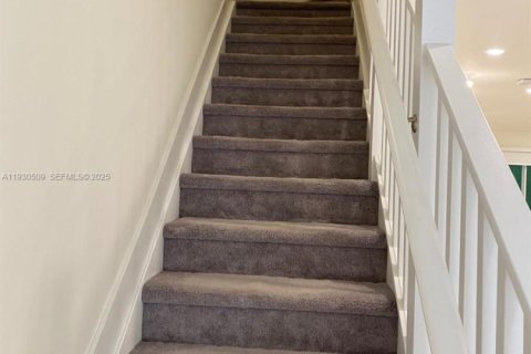 Снять в аренду таунхаус в Дорал, Флорида 3 спальни, 221.01м2, № 1989684 - фото 21