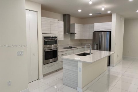 Снять в аренду таунхаус в Дорал, Флорида 3 спальни, 221.01м2, № 1989684 - фото 17