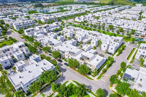 Снять в аренду таунхаус в Дорал, Флорида 3 спальни, 221.01м2, № 1989684 - фото 9