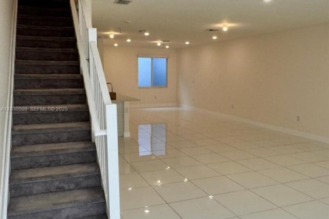 Снять в аренду таунхаус в Дорал, Флорида 3 спальни, 221.01м2, № 1989684 - фото 22