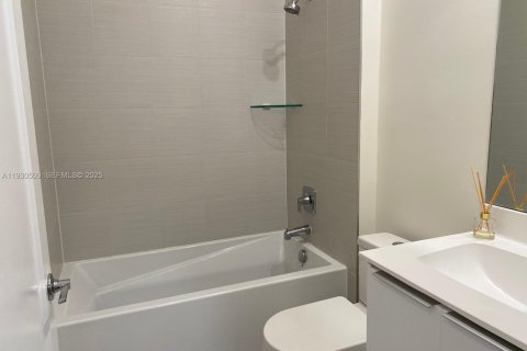 Снять в аренду таунхаус в Дорал, Флорида 3 спальни, 221.01м2, № 1989684 - фото 25