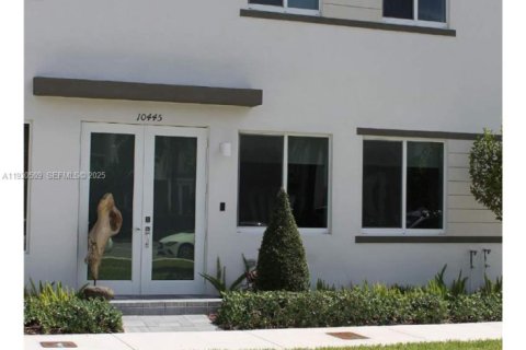 Снять в аренду таунхаус в Дорал, Флорида 3 спальни, 221.01м2, № 1989684 - фото 1