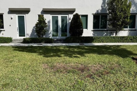 Снять в аренду таунхаус в Дорал, Флорида 3 спальни, 221.01м2, № 1989684 - фото 4