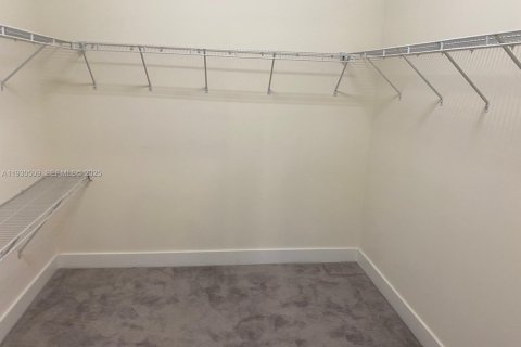 Снять в аренду таунхаус в Дорал, Флорида 3 спальни, 221.01м2, № 1989684 - фото 30