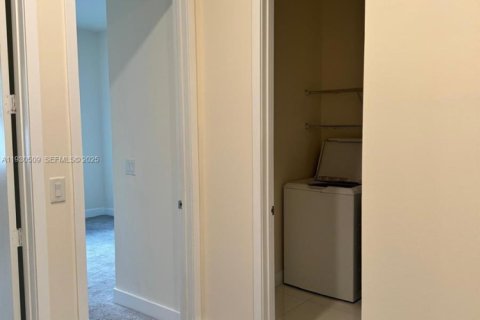 Снять в аренду таунхаус в Дорал, Флорида 3 спальни, 221.01м2, № 1989684 - фото 12