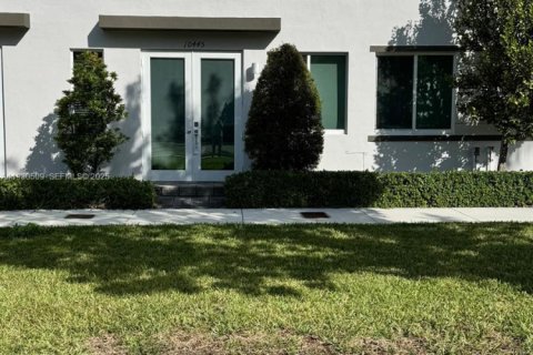 Снять в аренду таунхаус в Дорал, Флорида 3 спальни, 221.01м2, № 1989684 - фото 5