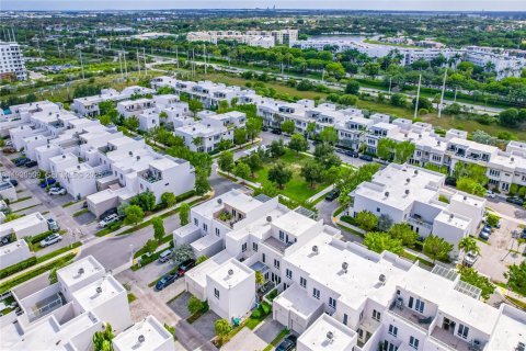 Снять в аренду таунхаус в Дорал, Флорида 3 спальни, 221.01м2, № 1989684 - фото 7