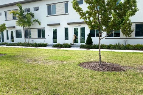 Снять в аренду таунхаус в Дорал, Флорида 3 спальни, 221.01м2, № 1989684 - фото 2