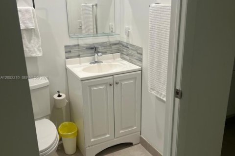 Immobilier commercial à louer à Miami, Floride: 1 chambre, 180.79 m2 № 2272664 - photo 8