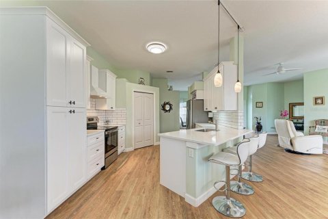 Villa ou maison à vendre à Sarasota, Floride: 3 chambres, 199 m2 № 2290642 - photo 2
