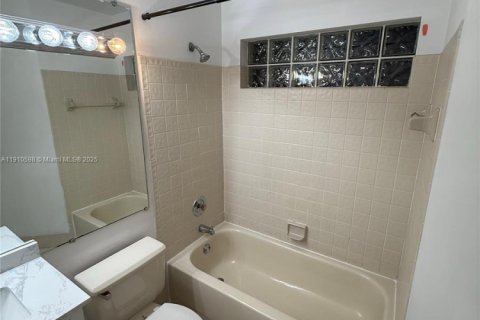 Condo in Plantation, Florida, 2 bedrooms  № 1966675 - photo 20