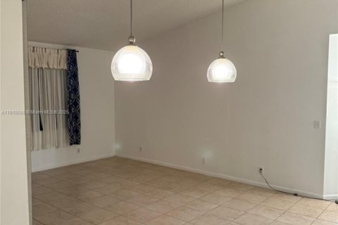 Condo in Plantation, Florida, 2 bedrooms  № 1966675 - photo 10