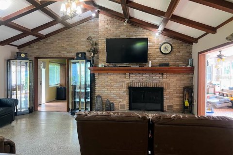 House in DeLand, Florida 5 bedrooms, 366.69 sq.m. № 1829873 - photo 8