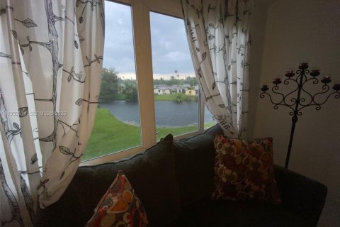 Condominio en alquiler en Sunrise, Florida, 1 dormitorio, 59.46 m2 № 2062843 - foto 4