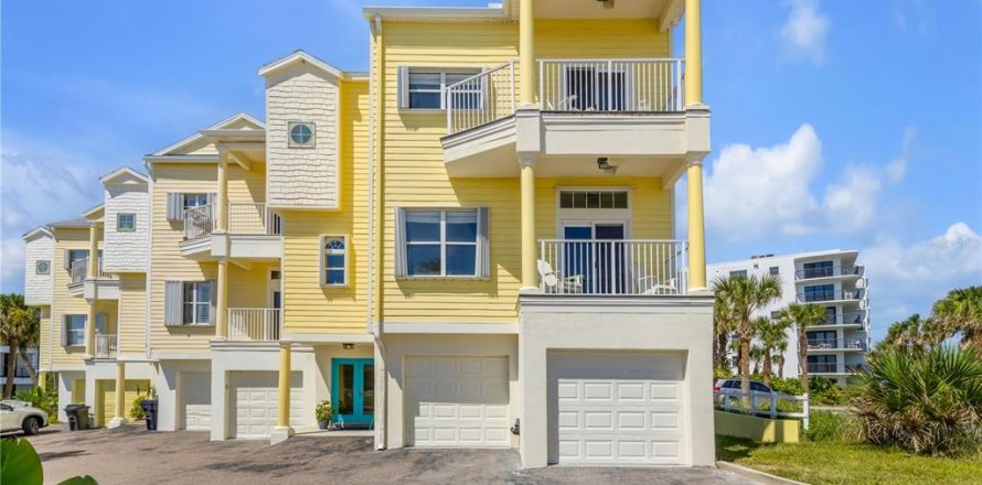 Townhouse in New Smyrna Beach, Florida 4 bedrooms, 207.45 sq.m. № 2393445