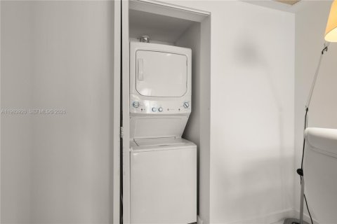 Condo in Miami, Florida, 1 bedroom  № 2045544 - photo 27