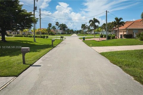 Terreno en venta en Cape Coral, Florida № 2003453 - foto 2