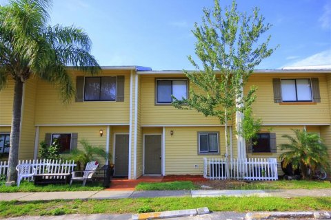Townhouse in Land O' Lakes, Florida 2 bedrooms, 95.88 sq.m. № 1825226 - photo 1