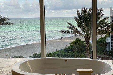 Condominio en alquiler en Sunny Isles Beach, Florida, 3 dormitorios, 255.95 m2 № 1992945 - foto 18