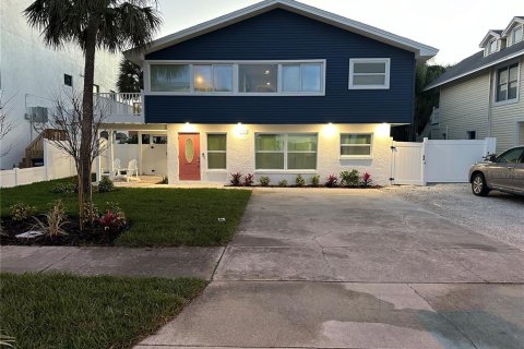 House in Clearwater, Florida 5 bedrooms, 274.25 sq.m. № 2205744