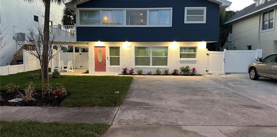House in Clearwater, Florida 5 bedrooms, 274.25 sq.m. № 2205744