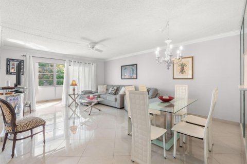 Estudio en el Condominio en Lauderdale Lakes, Florida  № 2083319