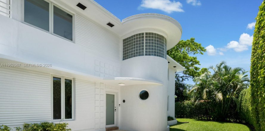 Дом в Майами-Бич, Флорида 4 спальни, 260.59м2 № 2008879