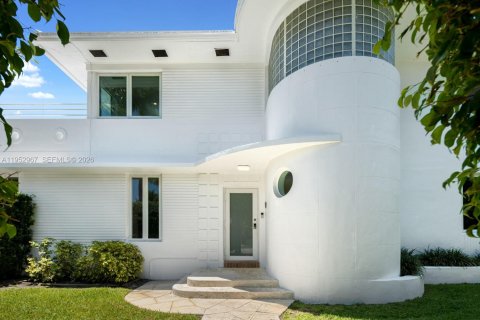 Купить виллу или дом в Майами-Бич, Флорида 4 спальни, 260.59м2, № 2008879 - фото 2