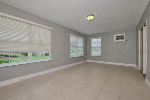 House in Port Charlotte, Florida 3 bedrooms, 149.76 sq.m. № 1903660 - photo 26