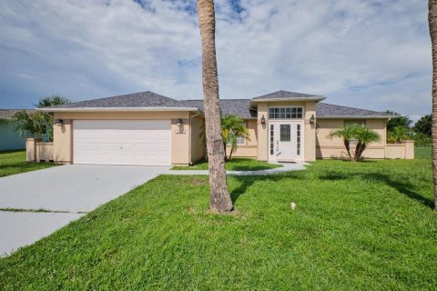 House in Port Charlotte, Florida 3 bedrooms, 149.76 sq.m. № 1903660 - photo 1