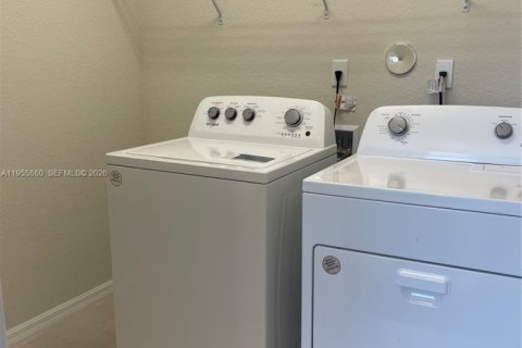 Снять в аренду виллу или дом в Окленд-Парк, Флорида 3 спальни, 199.09м2, № 2009842 - фото 18