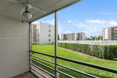 Купить кондоминиум в Майами, Флорида 1 спальня, 69.12м2, № 2034863 - фото 10