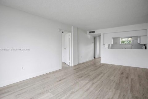 Купить кондоминиум в Майами, Флорида 1 спальня, 69.12м2, № 2034863 - фото 5